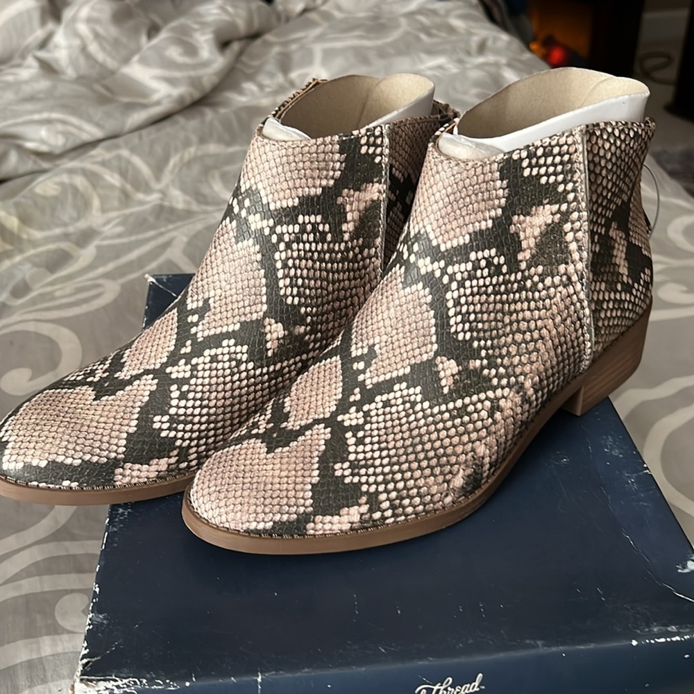 New inbox, universal thread, python, print boots, size 7 1/2 - Picture 5 of 5